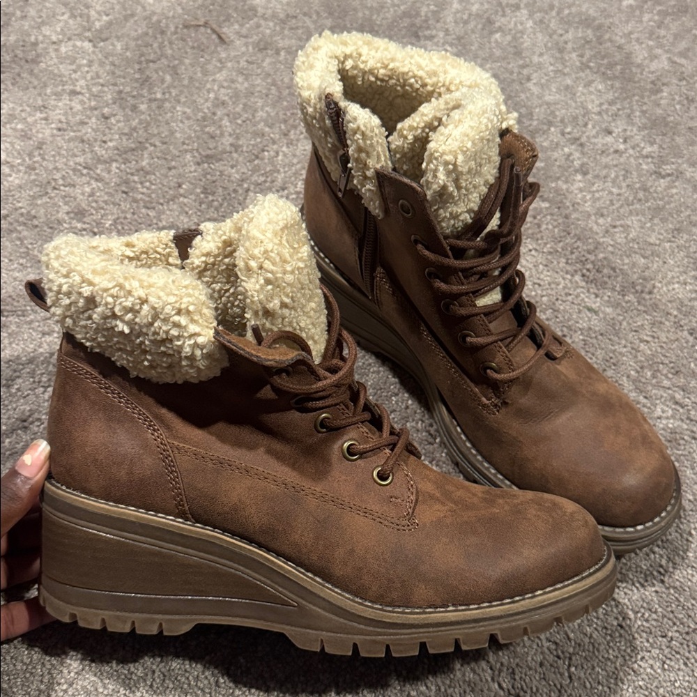 Fergie Genesis Sherpa Cuffed Wedge Boots Brown Lace Up Winter Fall Shoes 9.5